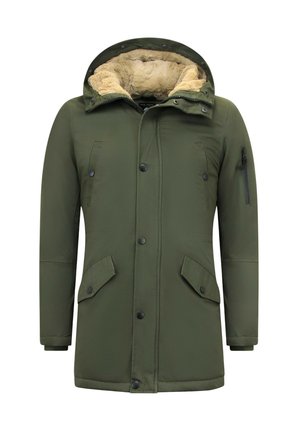 Groene parka jas met een capuchon met bontvoering, drukknopen aan de voorkant, twee klepzakken en een zak met rits op de linkermouw.