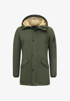 Groene parka jas met een capuchon met bontvoering, drukknopen aan de voorkant, twee klepzakken en een zak met rits op de linkermouw.