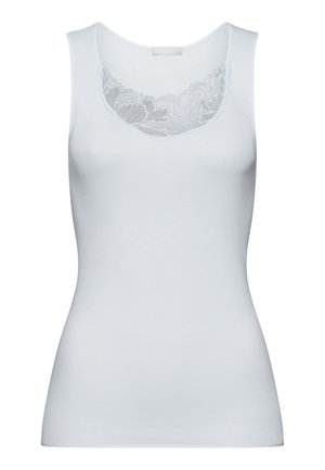 Witte mouwloze tanktop met een ronde halslijn en een bloemenkantaccent op de borst. Glad materiaal, aansluitende pasvorm en zachte textuur.