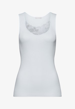 Witte mouwloze tanktop met een ronde halslijn en een bloemenkantaccent op de borst. Glad materiaal, aansluitende pasvorm en zachte textuur.