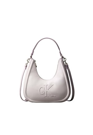 Sac à main en cuir lavande clair avec deux anses et logo CK embossé au centre avant sur fond blanc.