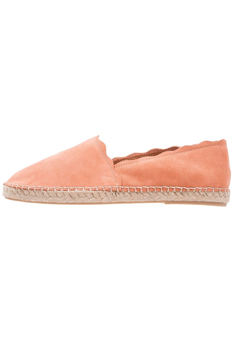 Espadrilles en suedine pêche avec une ouverture en forme de vagues et une semelle en jute. Le design présente un bout pointu et une silhouette minimaliste.
