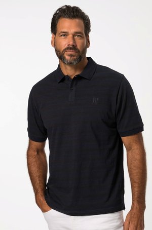 Marineblau gestreiftes Poloshirt mit Kragen, kurzen Ärmeln und einem dezenten Logo auf der Brust; aus strukturiertem Stoff gefertigt.