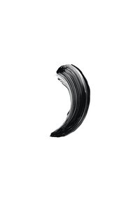 Traînée de peinture noire sur un fond blanc, forme courbée avec des lignes texturées, épaisseurs variées, sans détails ou motifs supplémentaires.