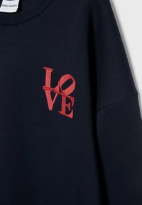 Sweat-shirt bleu marine foncé avec des lettres rouges brodées formant le mot « LOVE » sur la poitrine, avec un bord de col replié.
