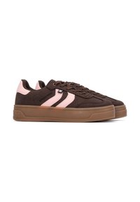 Sneaker in suede marrone con strisce rosa, punta tonda, suola in gomma piatta e chiusura con lacci. Design durevole con accenti di colore in contrasto.
