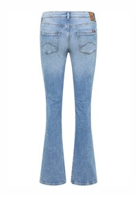 Jasnoniebieskie jeansy dzwony z wysokim stanem, wyposażone w dwie tylne kieszenie z zygzakowatym wzorem oraz skórzaną naszywkę z logo na pasku.