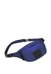Plavi tkaninski fanny pack pravokutnog oblika, s crnim logotipom i srebrnom kopčom za podešavanje remena. Glatka tekstura.