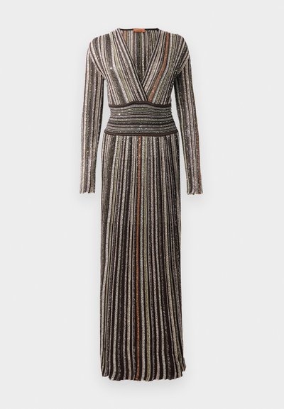 Dolga, oblikovana obleka z zavitim dizajnom, vertikalnimi kovinskimi črtami v rjavi, zeleni in oranžni barvi ter dolgimi rokavi z teksturirano površino.