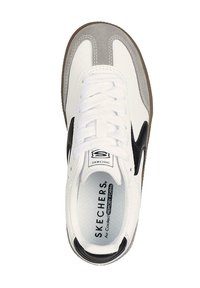 Zapatilla blanca de cuero con acentos de ante gris y un logo negro. Presenta cordones planos y una suela de goma marrón. Incluye una plantilla texturizada.