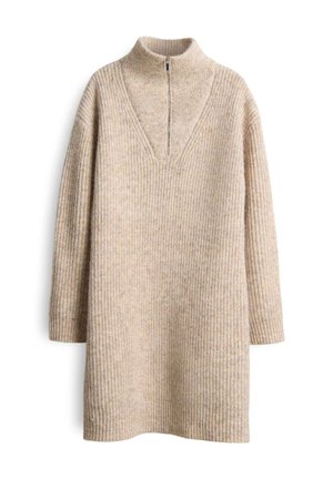 Beige gestricktes Kleid mit hohem Kragen, halbem Reißverschluss und tiefem V-Ausschnitt. Mit vertikaler Rippung und langen Ärmeln. Weicher Stoff.