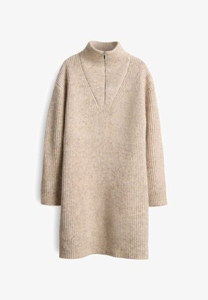 Abito maglione beige a maniche lunghe con colletto alto, mezza zip e scollo a V profondo. Presenta coste verticali e una texture morbida.