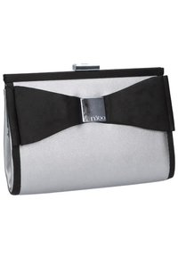 Pochette métallique argentée avec un nœud noir en accent, forme rectangulaire, et un fermoir argenté brillant. Texture lisse avec des couleurs contrastées.