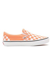 Chaussures Vans orange à enfiler avec un motif damier blanc, dessus en tissu, col rembourré et semelle en caoutchouc avec une bordure noire.