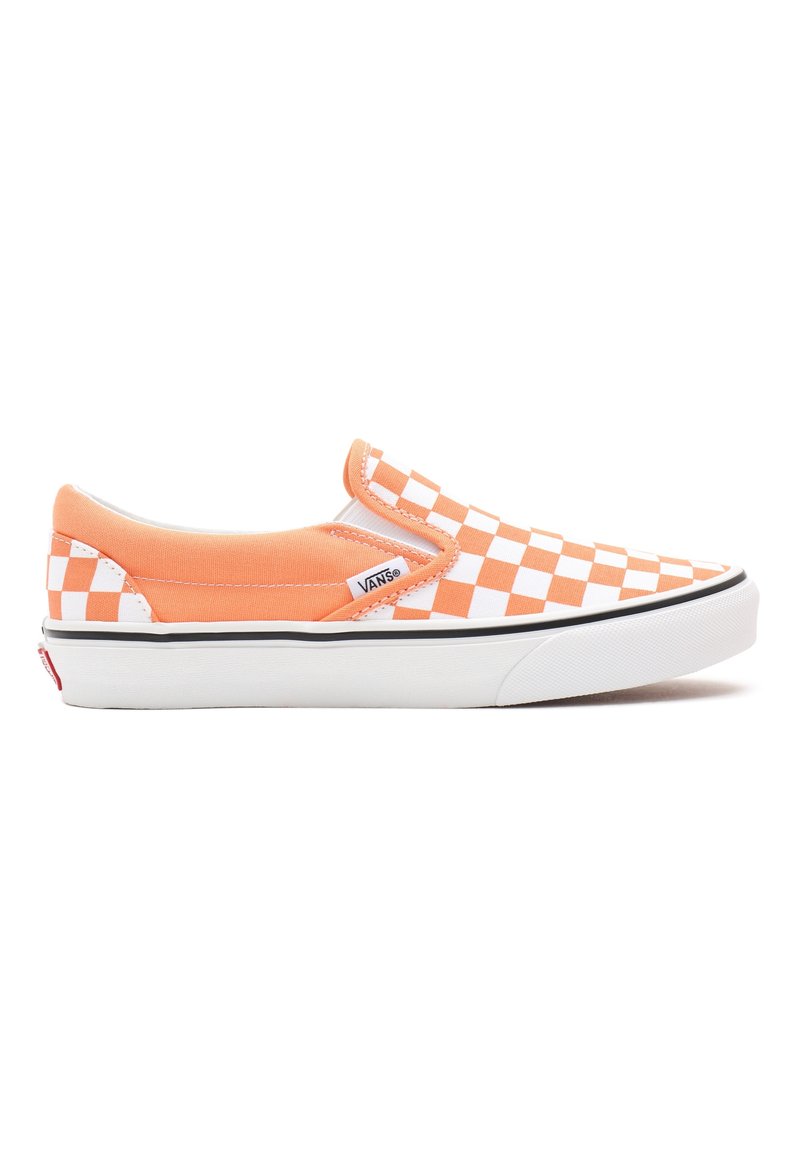 Chaussures Vans orange à enfiler avec un motif damier blanc, dessus en tissu, col rembourré et semelle en caoutchouc avec une bordure noire.