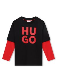 Schwarzes Baumwoll-T-Shirt mit roten langen Ärmeln, mit großem "HUGO"-Text in fetten roten Buchstaben auf der Vorderseite.