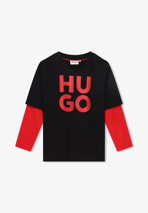 Zwarte katoenen t-shirt met rode lange mouwen, met grote "HUGO" tekst in vetrode letters op de voorkant.