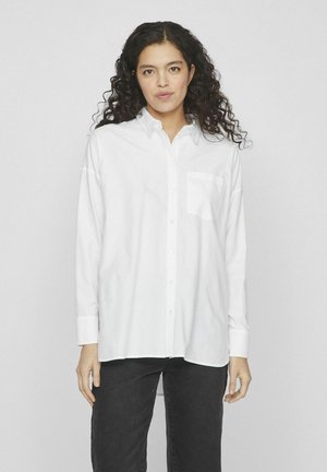 Camisa blanca de botones con un bolsillo, mangas largas y un corte relajado. Hecha de una tela ligera, cuenta con una textura suave y un cuello.