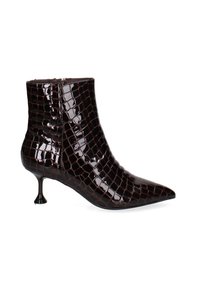 Bottine en cuir patiné marron avec un motif crocodile, bout pointu et un design de talon en sablier unique. Texture lisse et finition brillante.