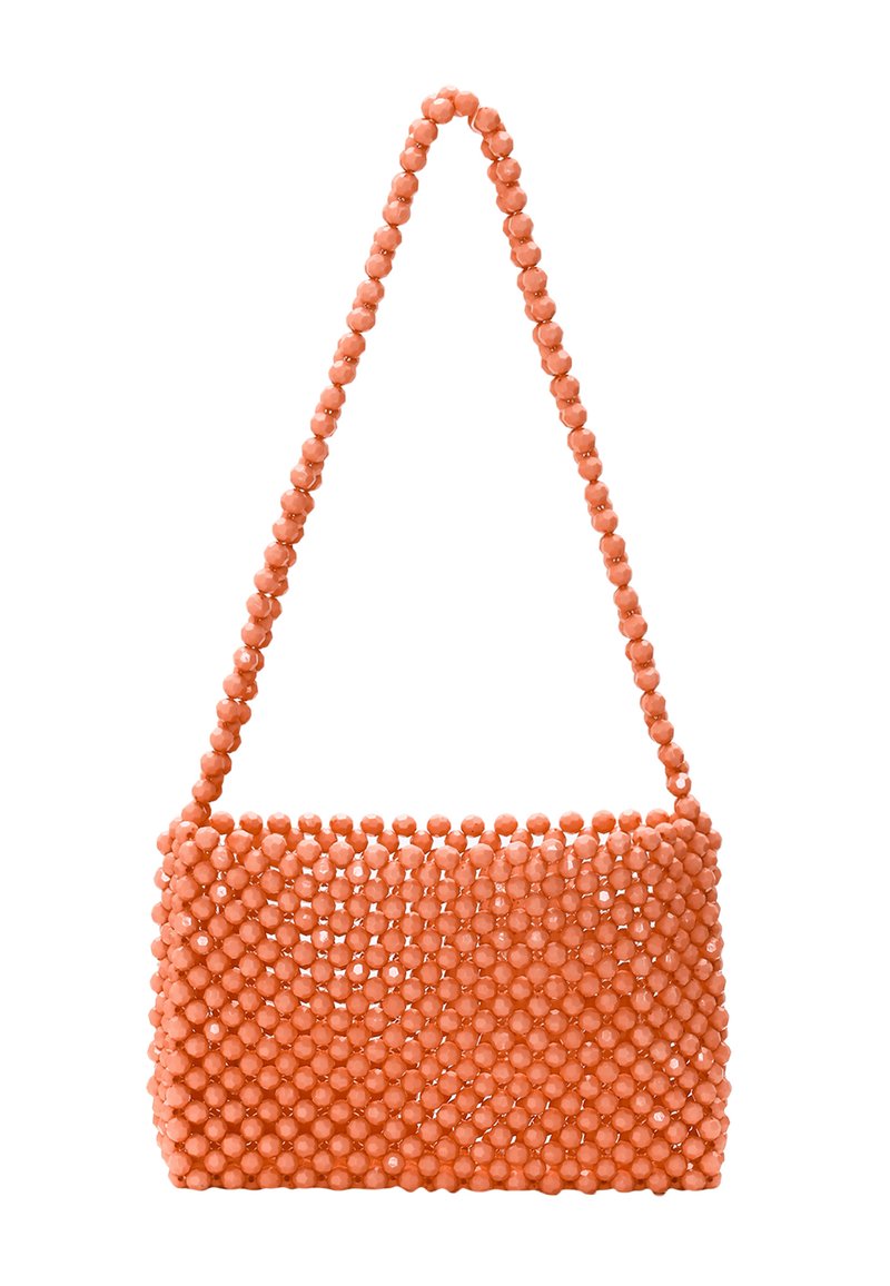 Orange pärlhjärtväska med rektangulär form och ett långt, strukturerat band av runda pärlor. Har en nätliknande design.