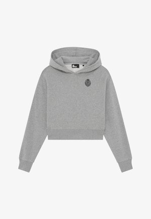 Sudadera corta gris hecha de tela suave, con un bolsillo tipo canguro en la parte delantera y un logo negro bordado en el área del pecho izquierdo.