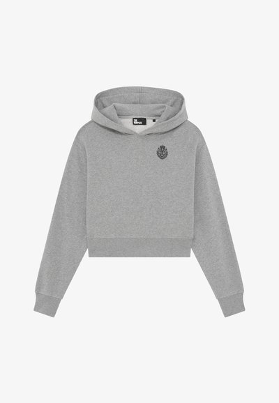 Szara, krótka bluza z kapturem, wykonana z miękkiego materiału, z przednią kieszenią kangurką oraz czarnym, wyszywanym logo po lewej stronie klatki piersiowej.