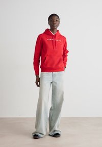 Tommy Jeans LINEAR HOODIE - Felpa - red hot