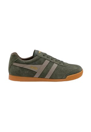 Zapatilla de perfil bajo en ante verde con suela de goma, franjas beige y logo dorado "Gola" en el lateral.