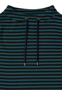 Felpa a strisce nera e teal con un colletto alto, lacci neri e dettagli in metallo argentato. Design del tessuto texturizzato.