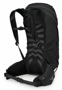 Zaino da trekking Osprey nero con pannello posteriore in rete, spallacci regolabili, più tasche e chiusura a coulisse per un deposito sicuro.