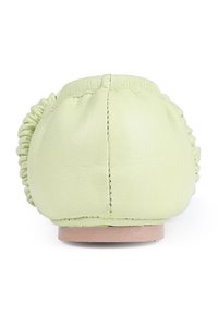 Chaussure plate en cuir vert avec un dos froncé, texture douce, petit talon et forme arrondie. Un détail cousu rehausse le design.