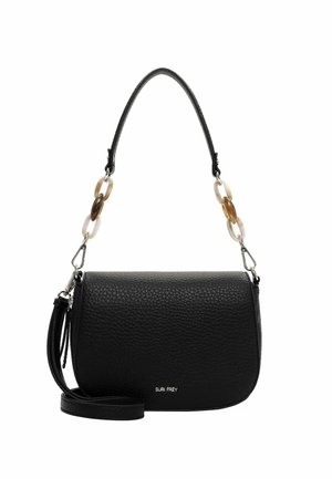 Sac bandoulière en cuir noir avec une finition texturée, une anse ornée de chaînes et une bandoulière amovible. Présente un logo discret à l'avant.