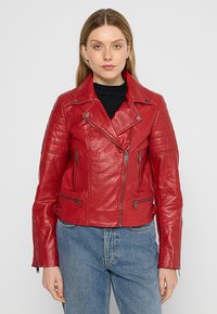 Chaqueta de motocicleta de cuero rojo con hombros acolchados, bolsillos con cremallera y cuello acanalado. Presenta un diseño ajustado y una textura suave.