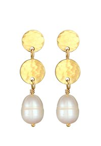 Orecchini in tonalità oro con due dischi circolari martellati e perle bianche a goccia. Le superfici metalliche texturizzate e quelle lisce delle perle creano un contrasto.