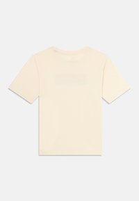 Lys beige t-skjorte med klassisk rund hals, korte ermer og en jevn, myk tekstur; ingen synlige grafikker eller mønstre.