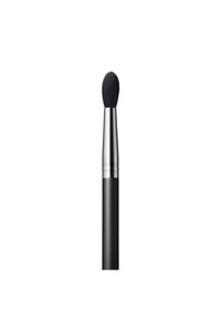Make-up borstel met een taps toelopend zwart synthetisch haardje, zilveren ferrule en matte zwarte handgreep, ontworpen voor een nauwkeurige applicatie.