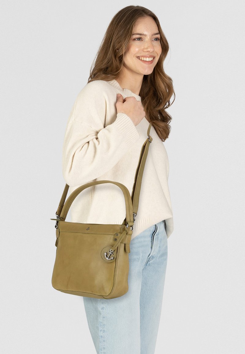 Sac à épaule en cuir vert olive avec une texture lisse, une poignée arrondie, une bandoulière ajustable et un détail en forme de charm ancre argenté.