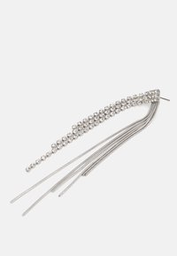 Accesoriu de păr argintiu cu un design curbat, împodobit cu cristale clare pe un bandou și fire metalice care curg de la capăt, creând un efect cascada.