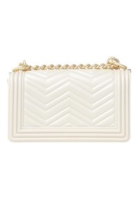 Borsa a mano bianca in pelle con motivo a zigzag trapuntato, dotata di una tracolla in catena dorata e forma rettangolare. Texture liscia e design strutturato.