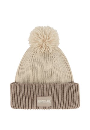 Beigefarbene Strickmütze mit großem Bommel, dickem braunen Rippumschlag und Regatta Great Outdoors Logo-Patch vorn.