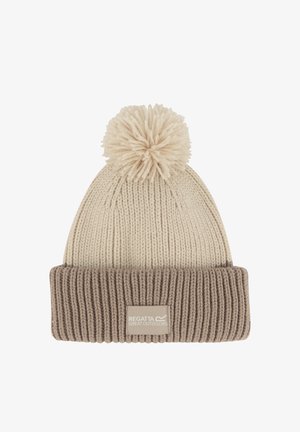 Beigefarbene Strickmütze mit großem Bommel, dickem braunen Rippumschlag und Regatta Great Outdoors Logo-Patch vorn.