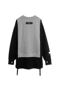 Sudadera de manga larga con mangas y parte inferior de la espalda negras, panel superior de la espalda gris, puños con botones a presión y pequeña etiqueta negra en la parte superior de la espalda.
