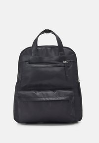 Sac à dos en nylon noir avec deux poches avant zippées, doubles poignées supérieures et un design élégant et structuré. Texture lisse, style minimaliste.