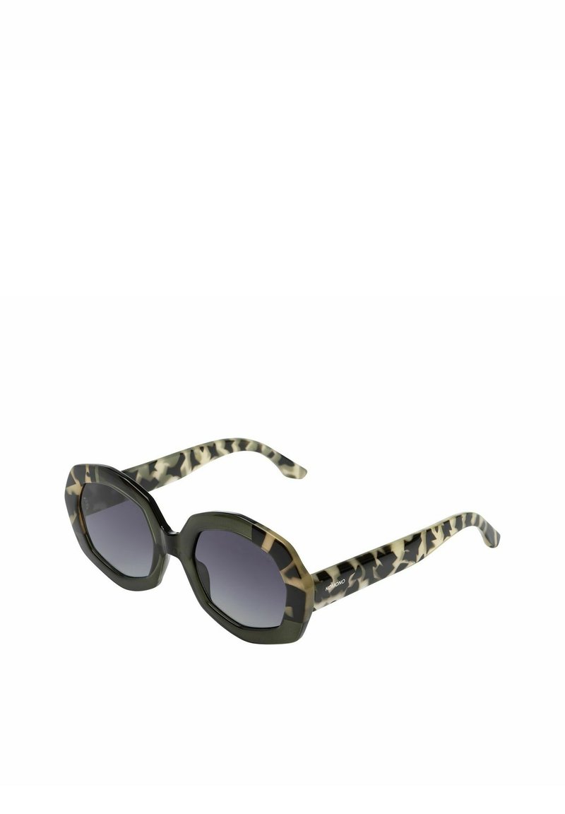 Octagonale zonnenbril in een groen en tan camouflagepatroon met donkergrijze lenzen. Kenmerkt zich door dikke monturen en slanke, gepatternde steunen.