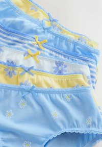 Cinci perechi de lenjerie de damă din bumbac în albastru și galben, cu imprimeuri florale și fundițe decorative mici pe talie.