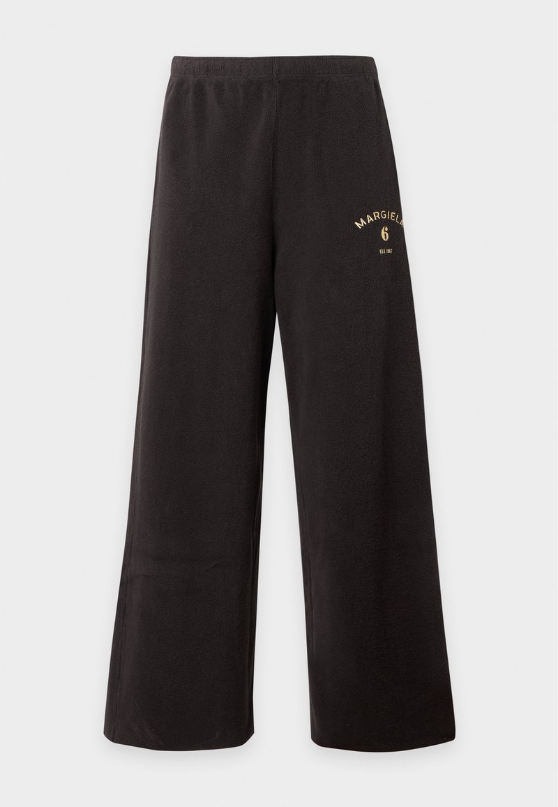 Schwarze Hose mit weitem Bein, elastischem Bund und kleinem goldfarbenem "Margiela 6" Logo am oberen linken Oberschenkel.
