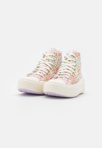 Wysokie trampki w kwiatowy wzór w pastelowych kolorach, z białymi sznurówkami i teksturowaną gumową podeszwą z lawendowym akcentem.