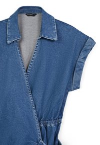 Indumento in denim con colletto, maniche corte e vita arricciata. Colore blu sbiadito e consistenza morbida.