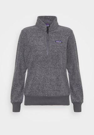 Grauer Fleece-Pullover mit hohem Kragen und Viertel-Reißverschluss, strukturiertem Stoff, gerippten Bündchen und Saum sowie einem Patagonia-Logo auf der oberen linken Brustseite.