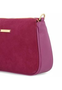 Borsa a spalla compatta in suede magenta scuro e pelle testurizzata con zip dorata e placca metallica con logo.
